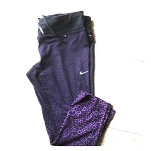 Women Nike crop legging.